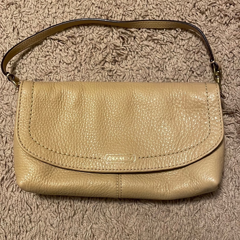 Small beige coach wallet clutch.